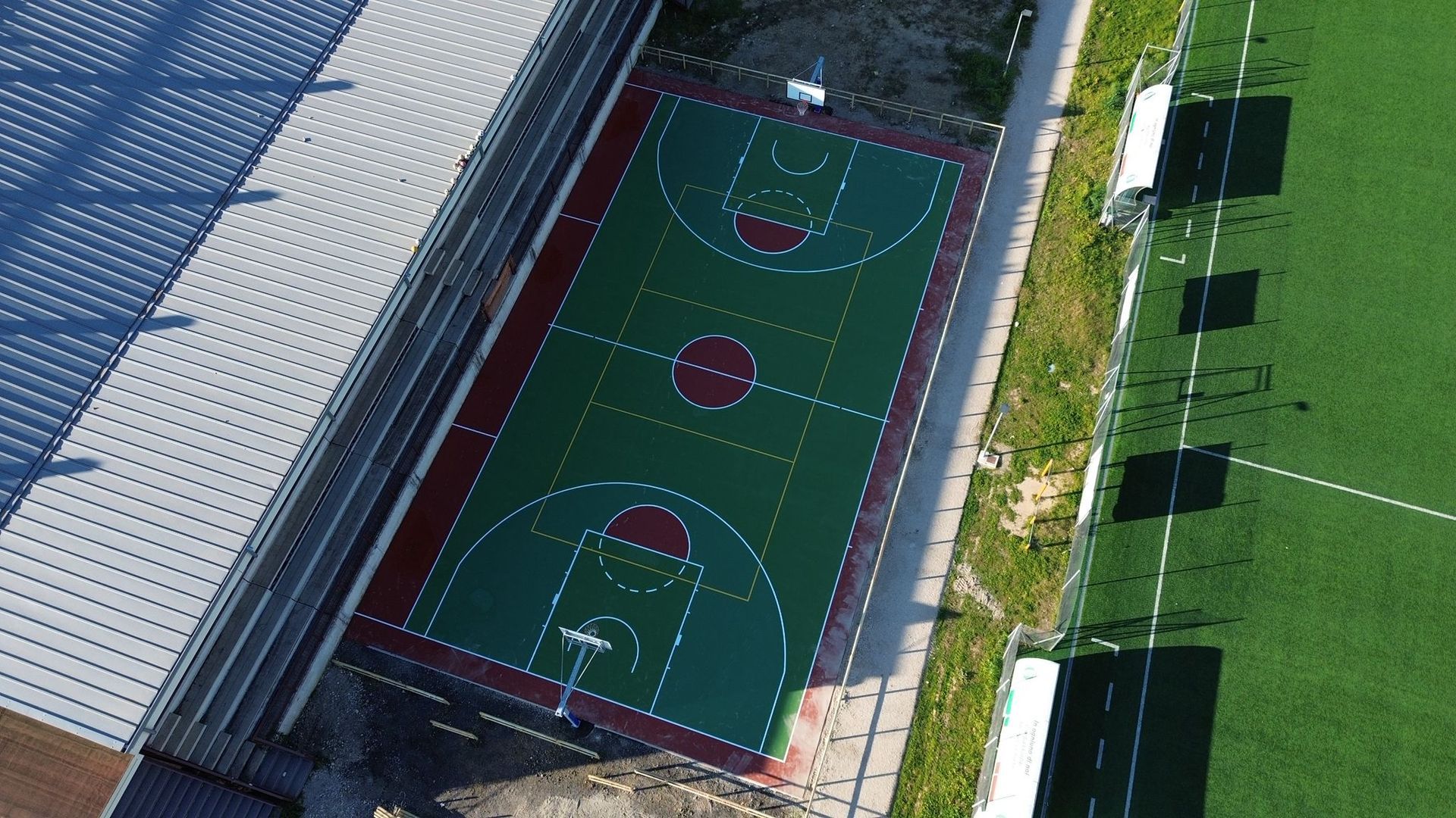 campo da basket esterno multicolore