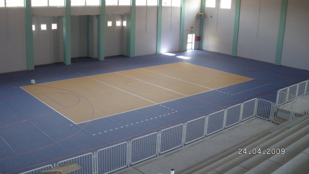 Recinzione e pavimentazione per campo da basket