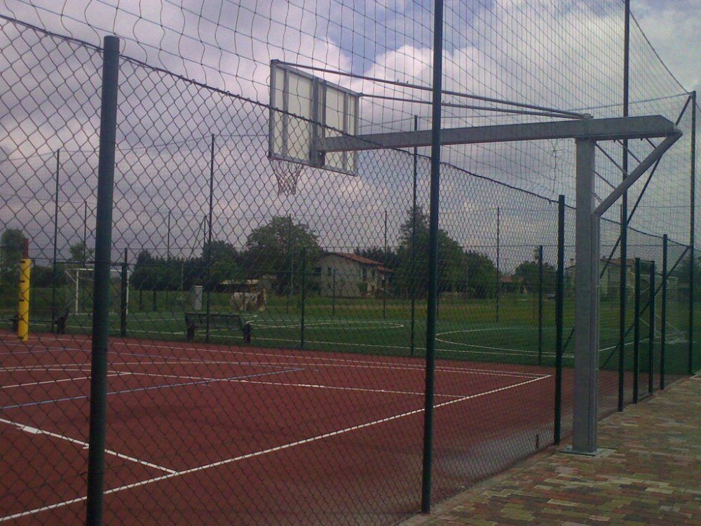 Campo da basket con fondo sintetico