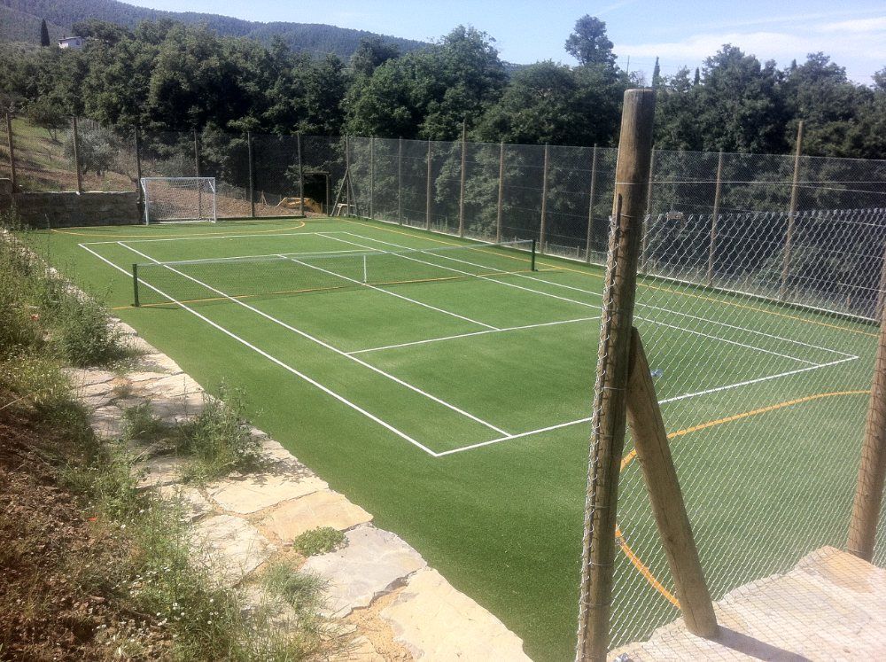 Campo da tennis e da calcetto in erba