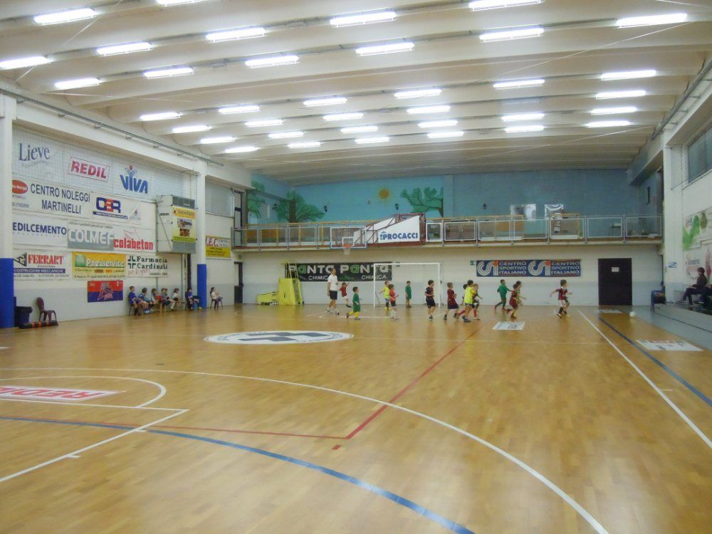 Palestra da basket con pavimento in parquet