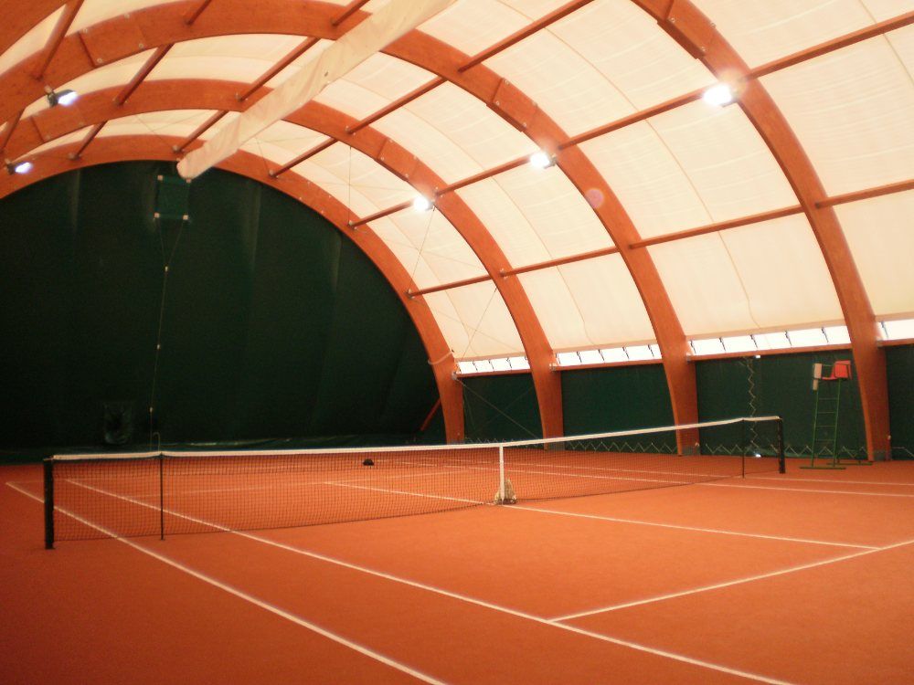 Campo da tennis in terra rossa coperto