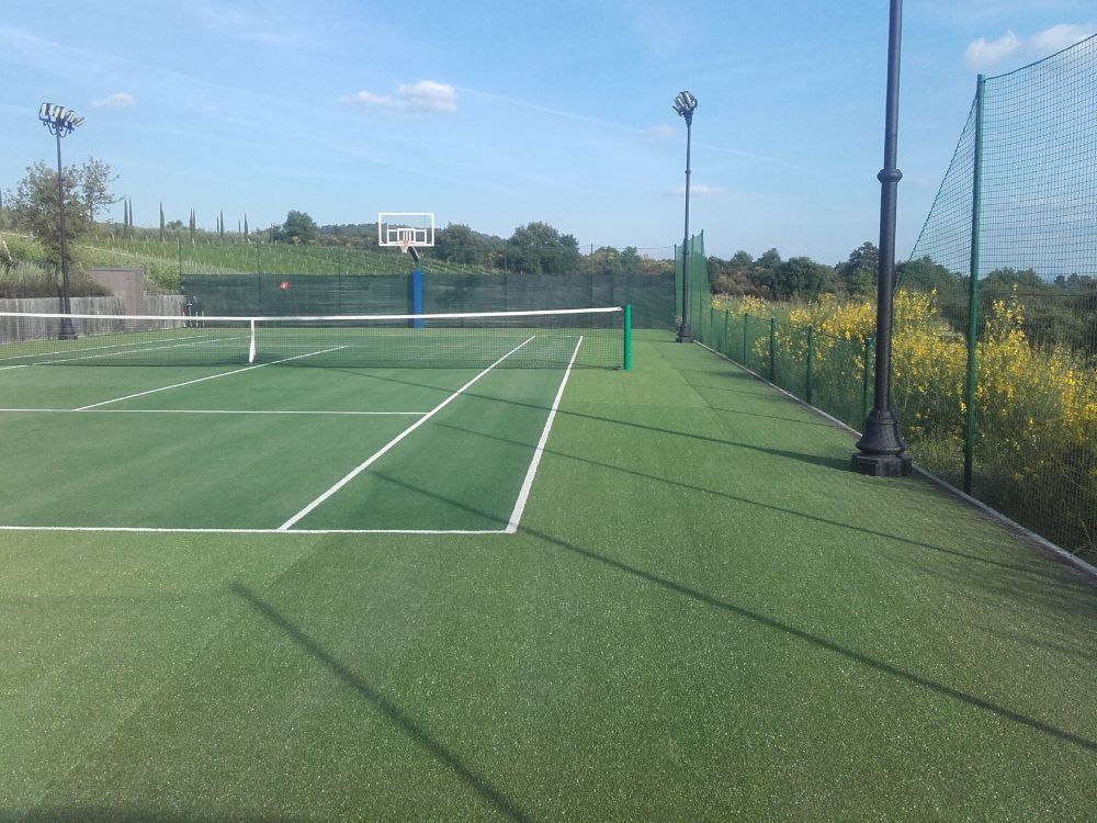 Campo da tennis in erba all'aperto