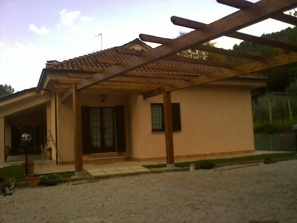Pergola in legno per edificio residenziale