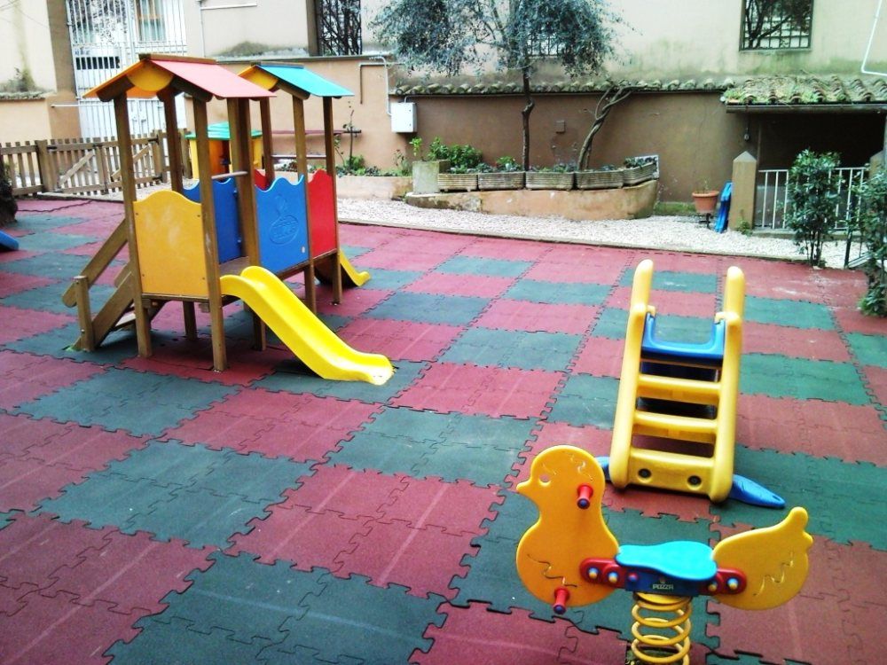 Parco giochi con pavimento antitrauma
