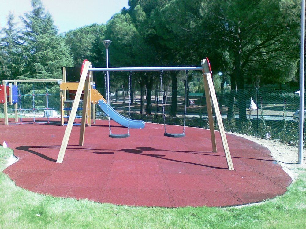 Area giochi all'aperto con pavimento atraumatico