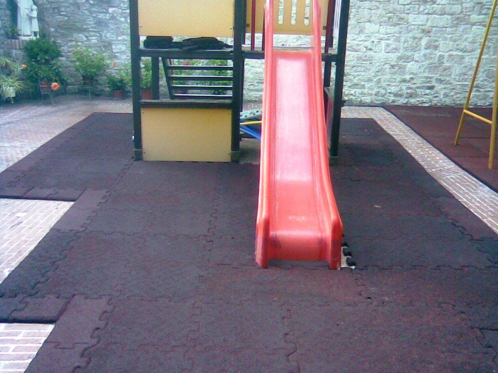 Superficie atraumatica per parco giochi