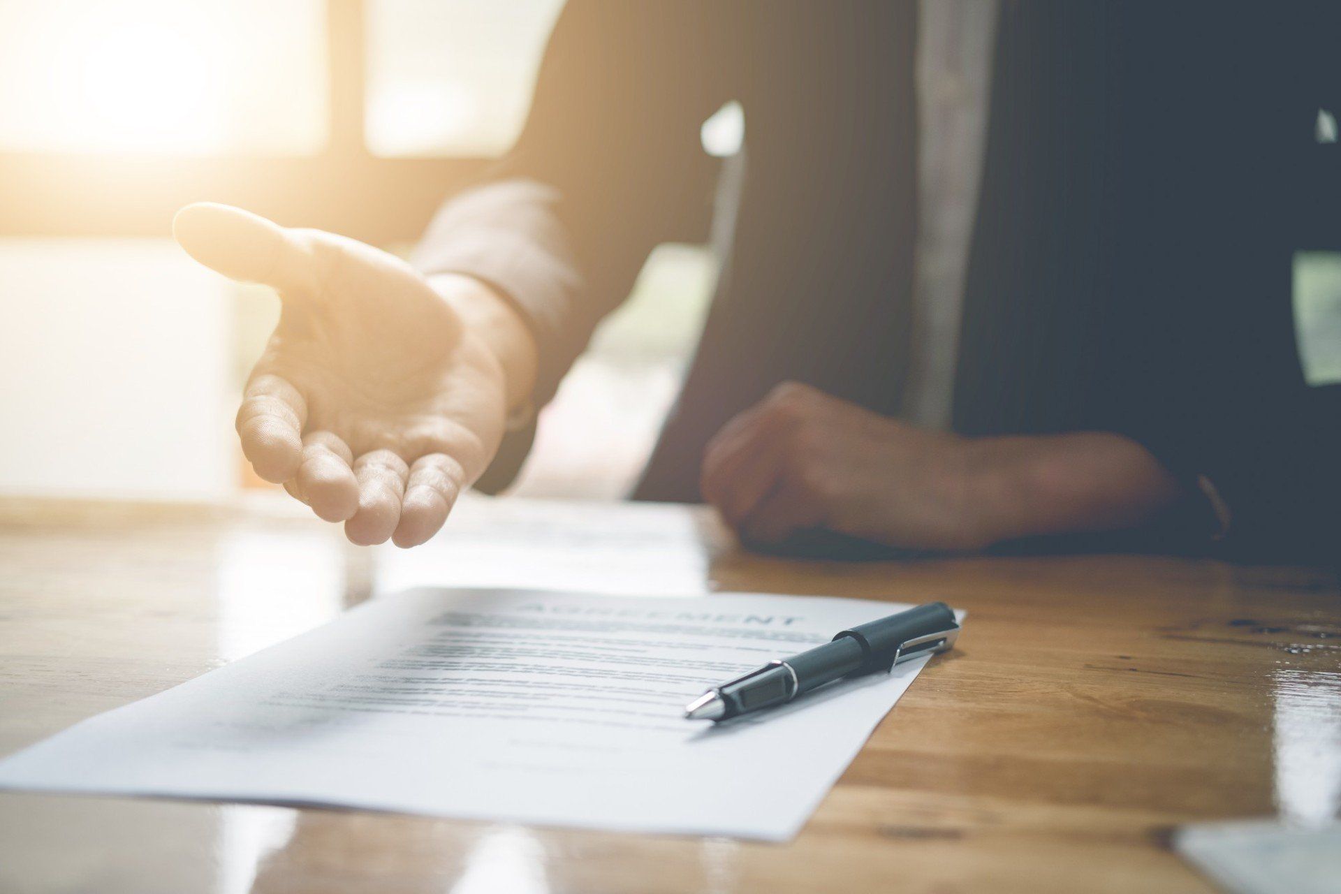 avvocato porge la mano in segno di fiducia