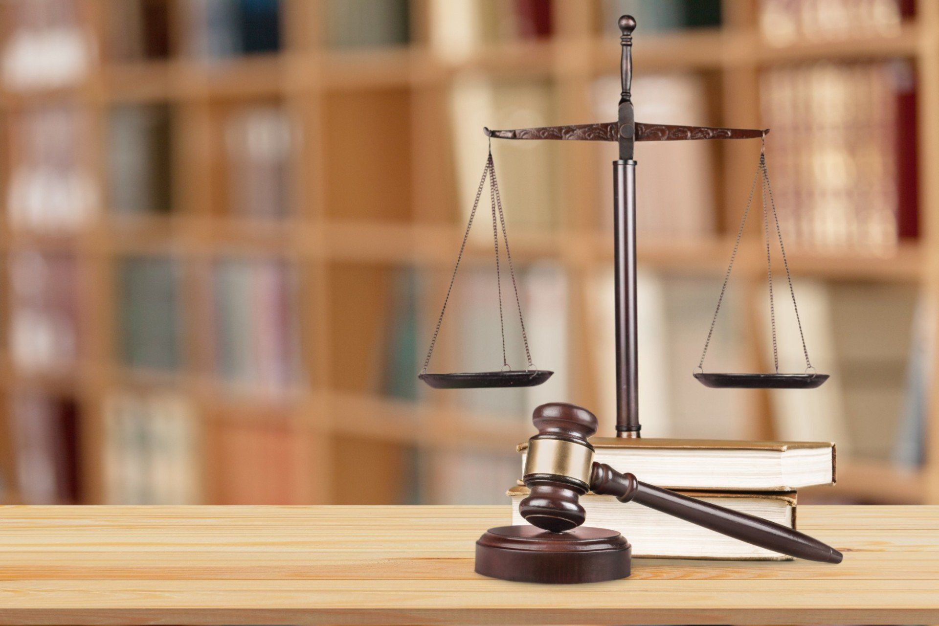 martello e bilancia tribunale