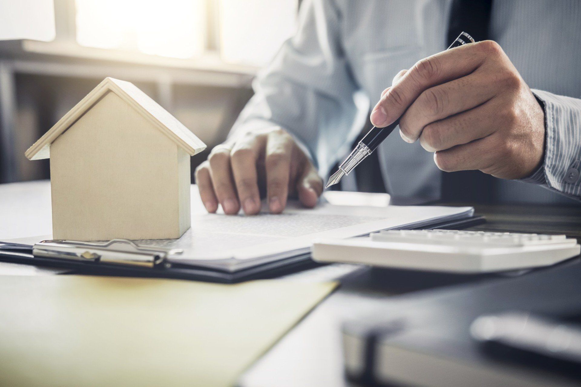 avvocato durante la firma di un atto legale