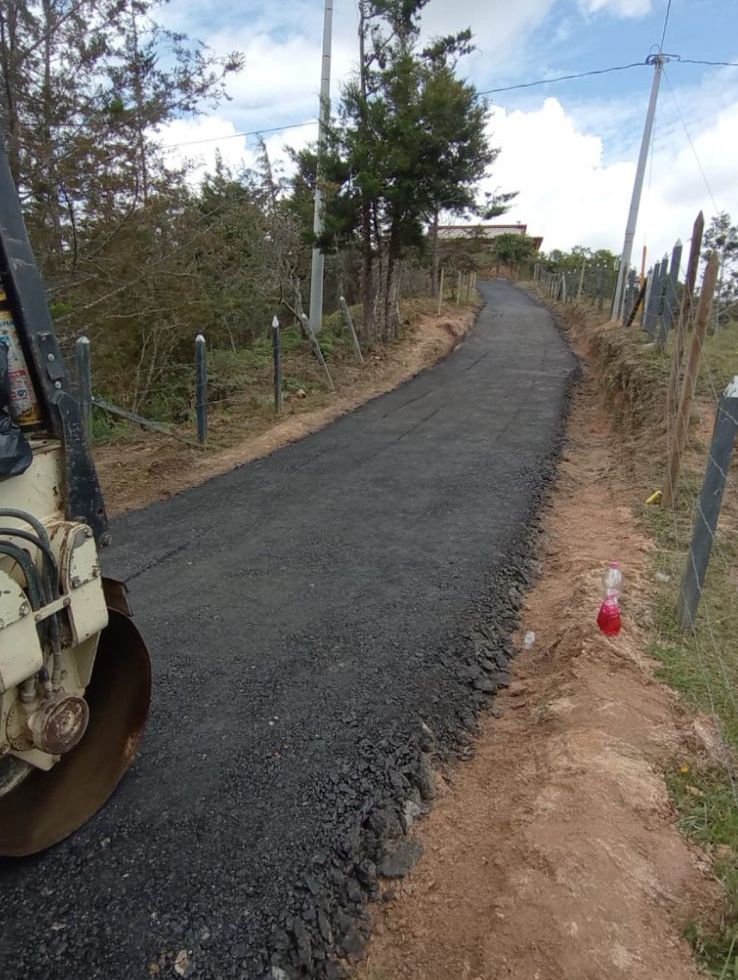 Rodillo compactador compactando asfalto fresco en una carretera nueva.