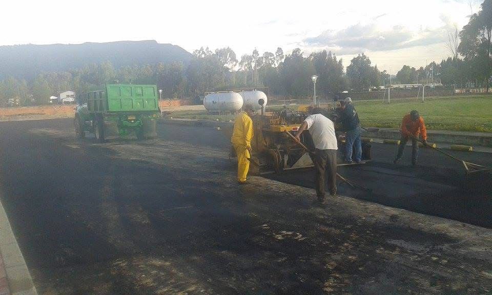 Escritorio con computadora, auriculares y reloj que marca las 