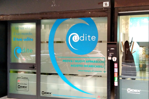 vetrofania negozio personalizzata a Roma comunicazione visiva vetrina