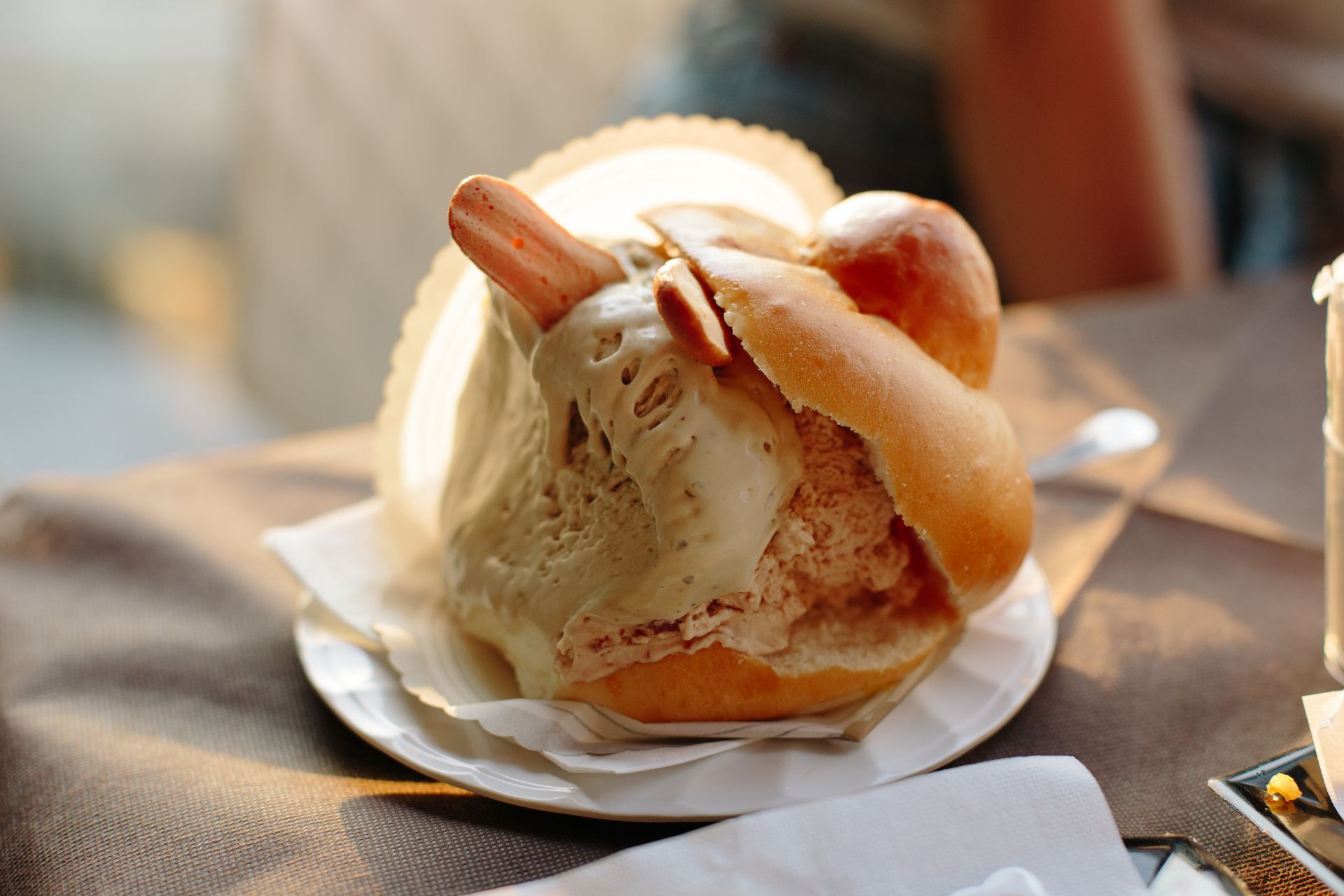 Un panino con gelato e un hot dog su un piatto