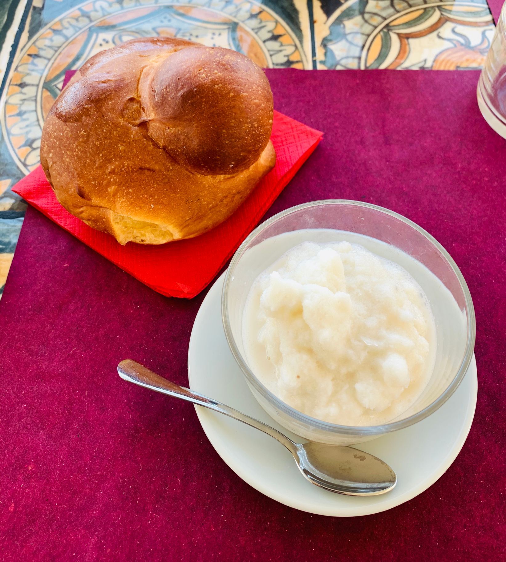 Una ciotola di gelato accanto a un pezzo di pane