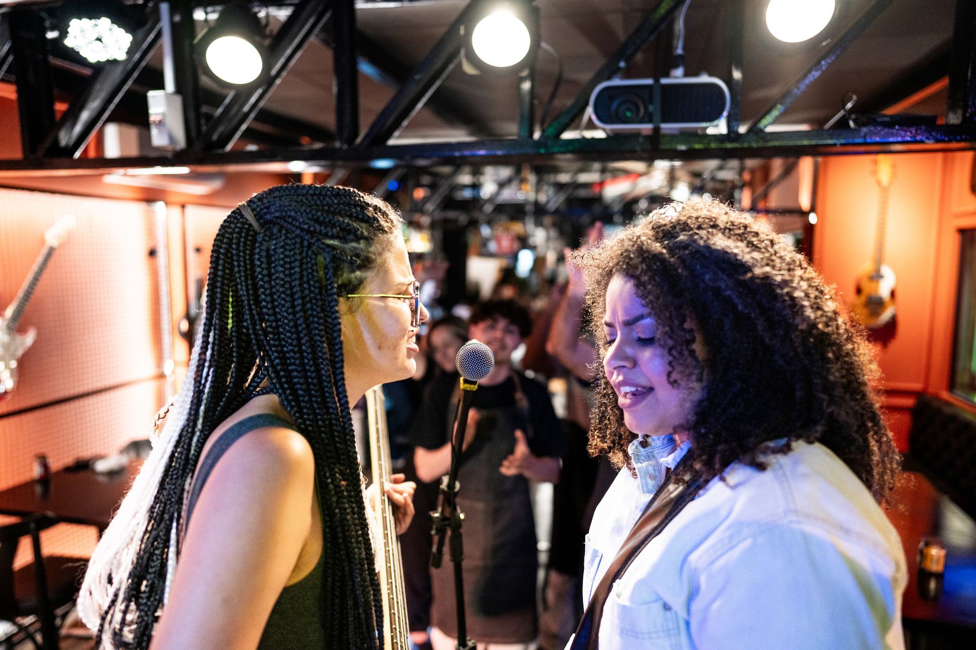 Due donne sono in piedi una accanto all'altra in una stanza.