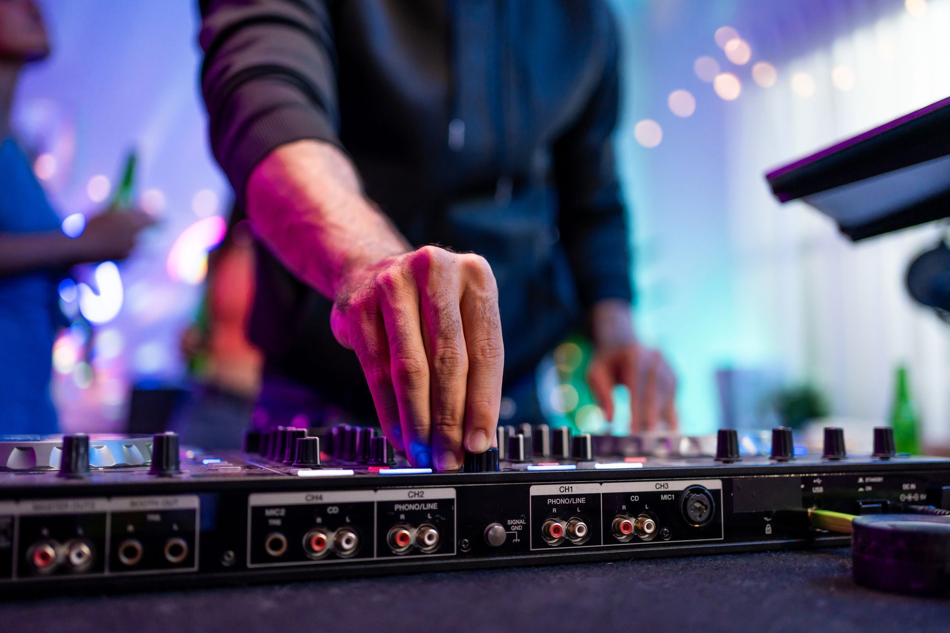Un dj sta suonando musica su un mixer durante una festa.