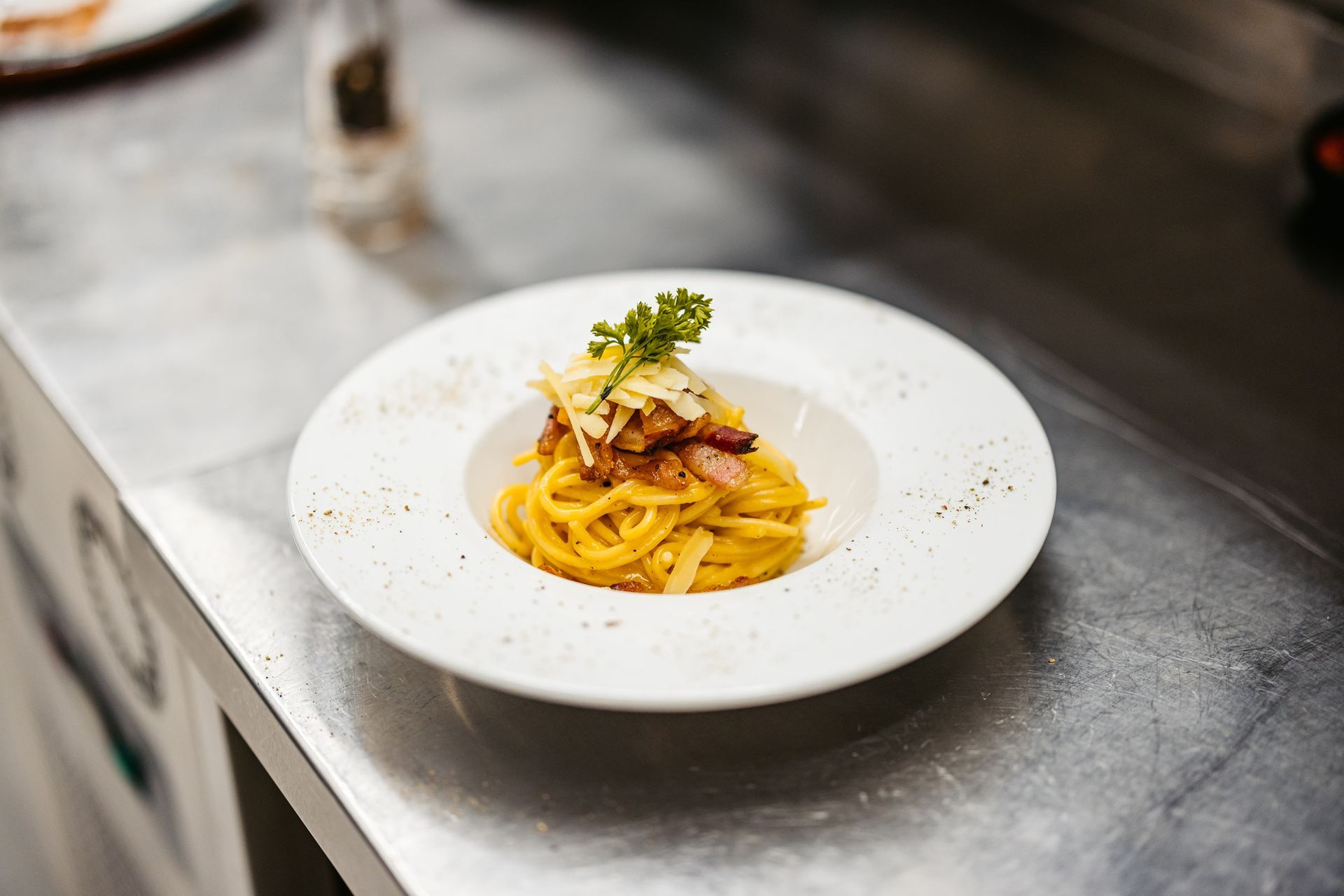 Primo piano di un piatto di pasta sul bancone.