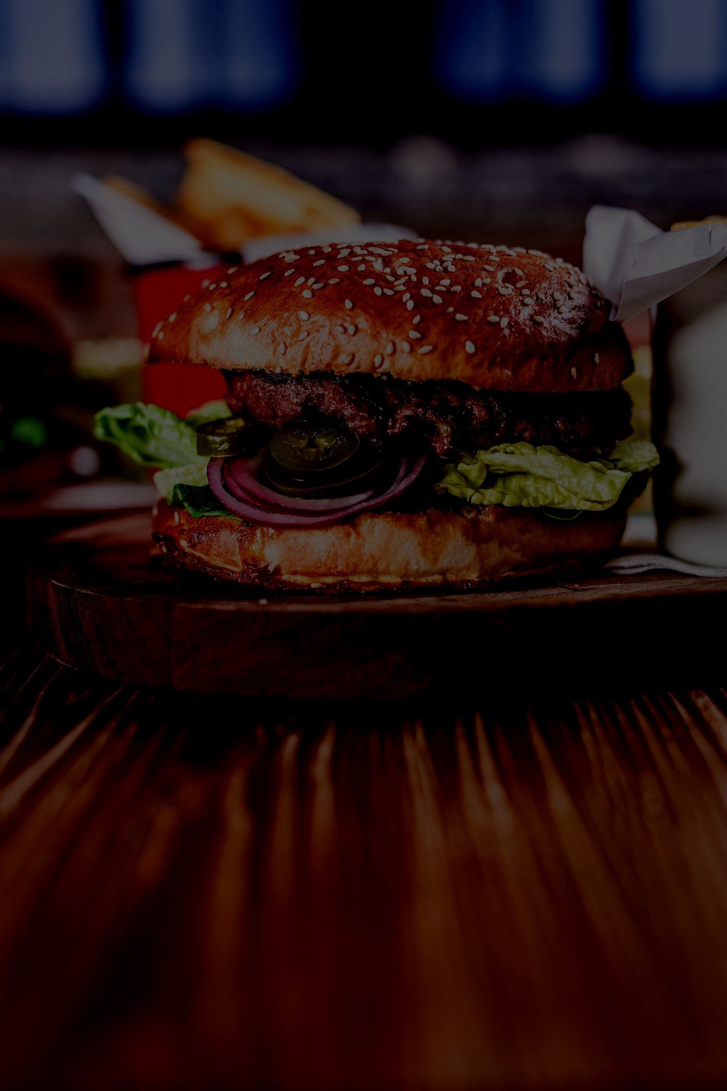 Un primo piano di un hamburger su un tavolo di legno.