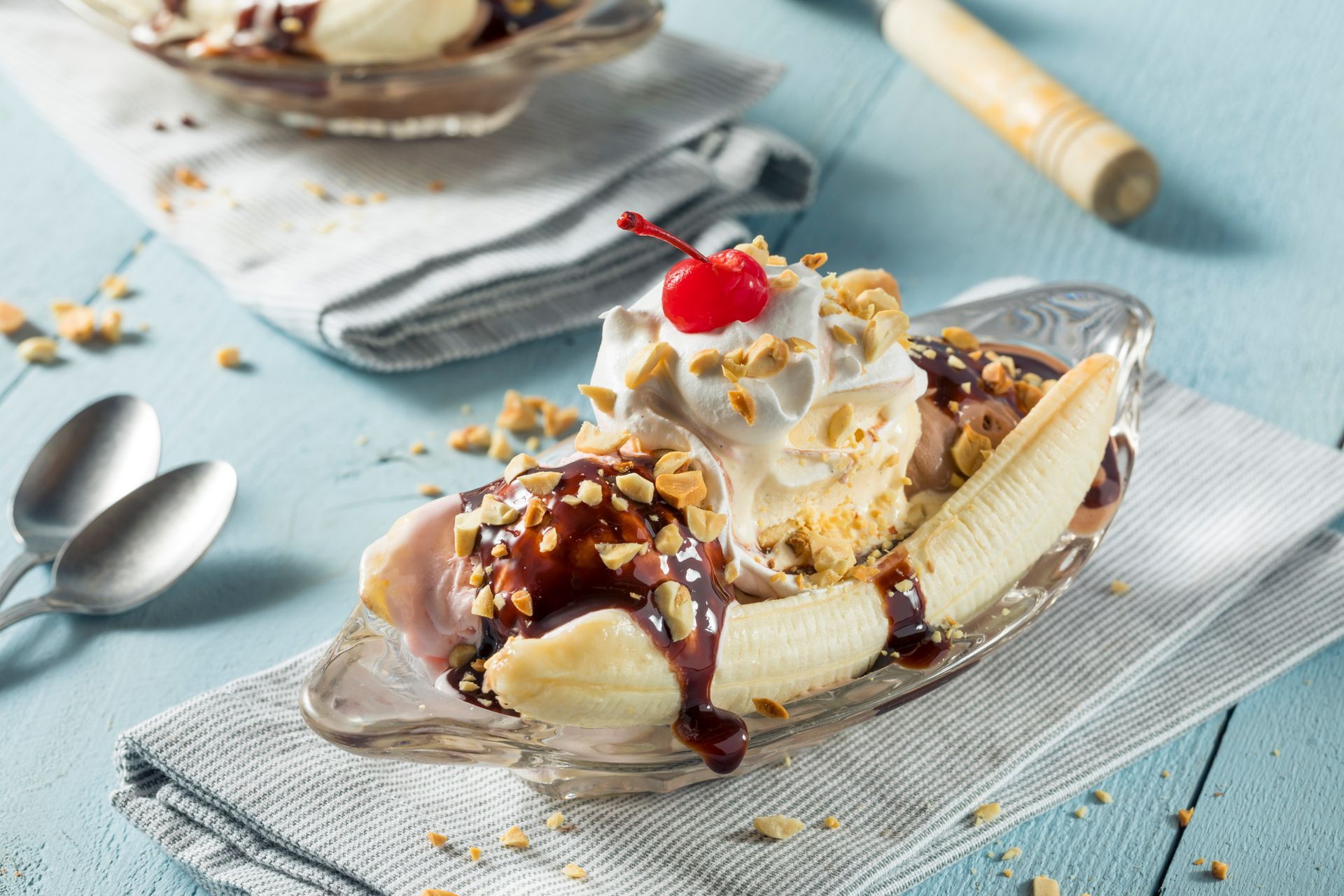 Una banana split con gelato, panna montata e una ciliegia sopra.