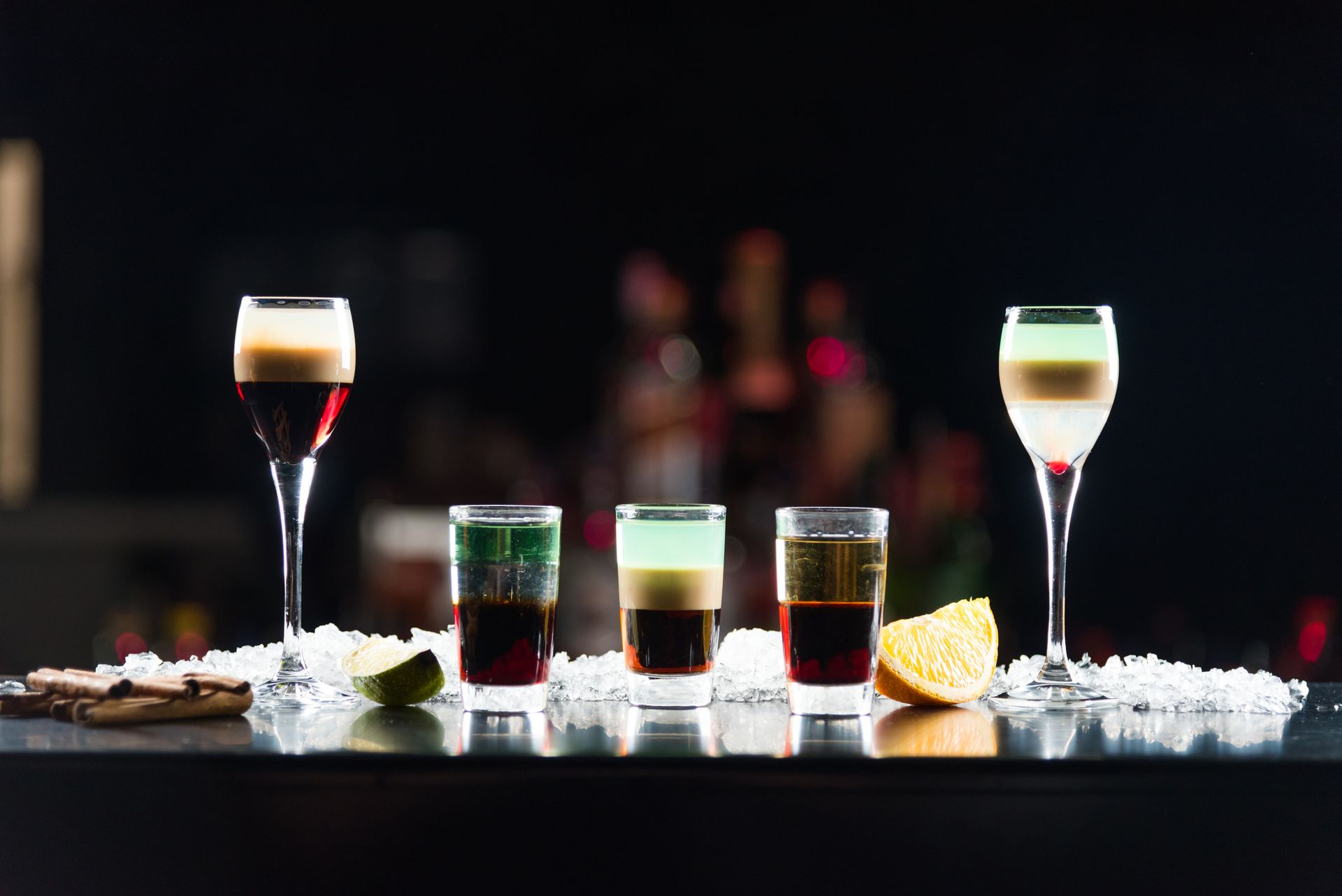 Un dj sta suonando musica su un mixer durante una festa.