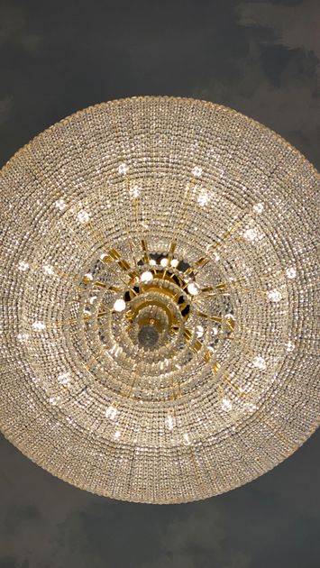 Un grande lampadario è appeso al soffitto di un edificio.