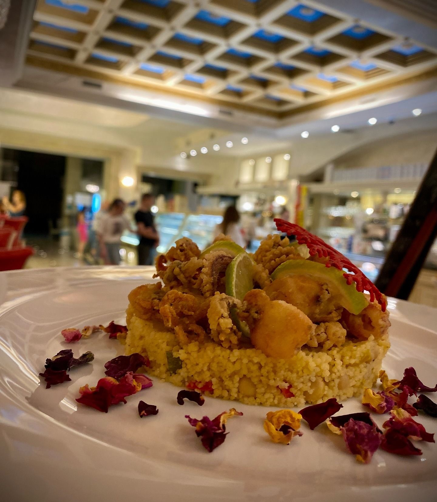 Un primo piano di un piatto di cibo su un tavolo in un ristorante.