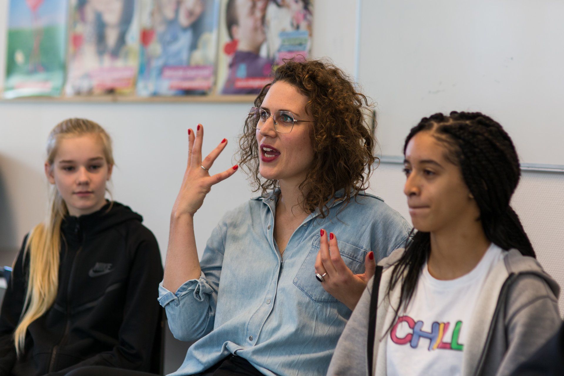 Kirsten Roosenbrand in gesprek met leerlingen van een middelbare school over burgerschapsonderwijs.