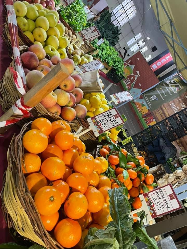 Cesto di arance e altra frutta in vendita al mercato.