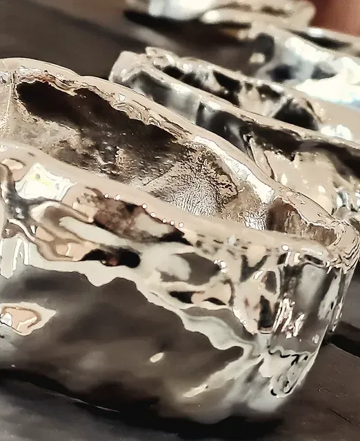 Un primo piano di una collana con maglie viola e verdi