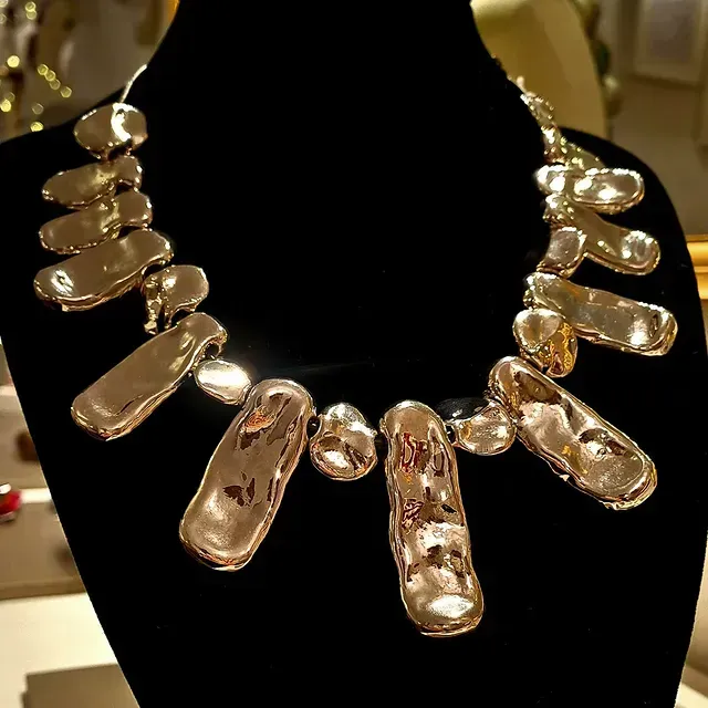 Collana importante in oro su supporto nero.