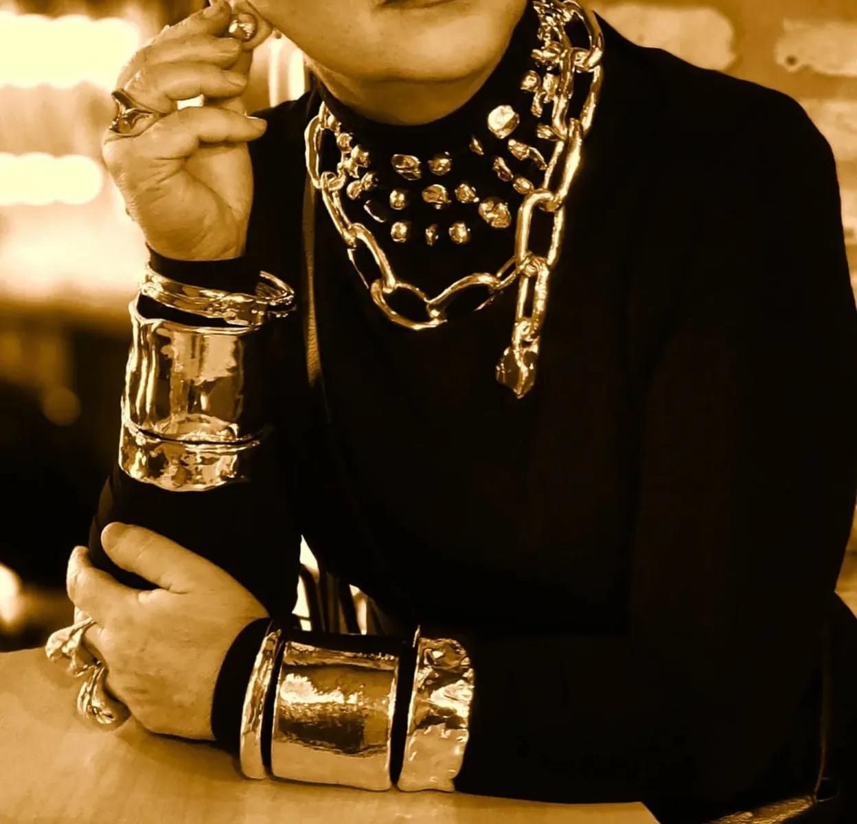 Un primo piano di un braccialetto d'argento su un tavolo