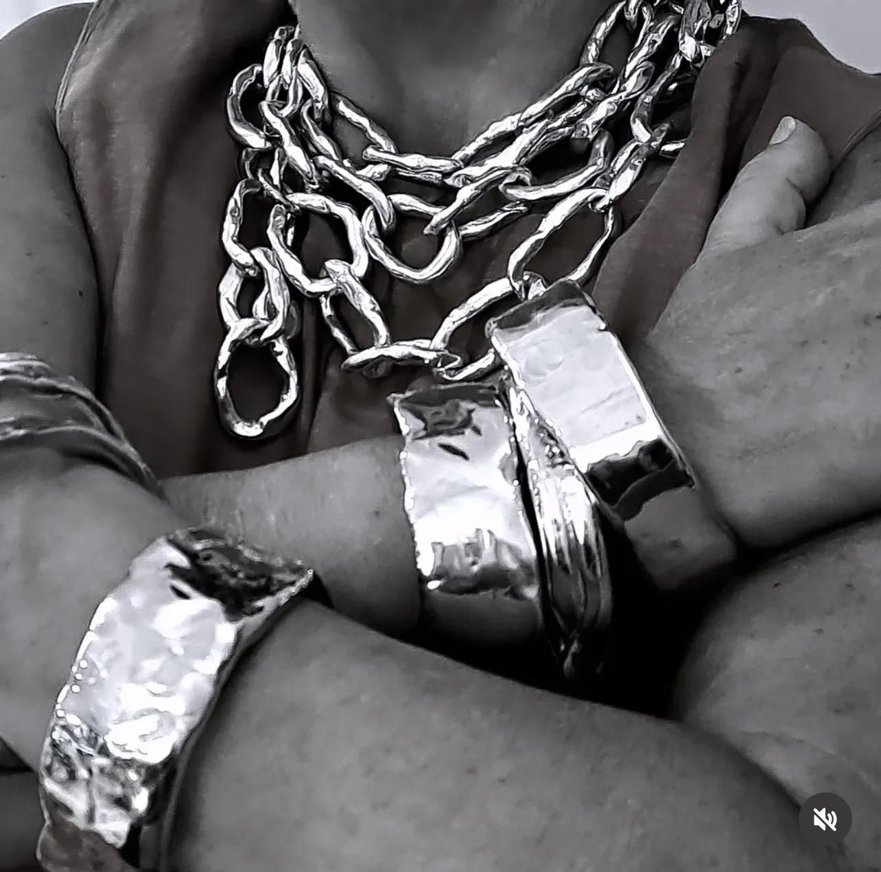 Primo piano di un anello d'argento su un tavolo.