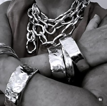 Primo piano di un anello d'argento su un tavolo.