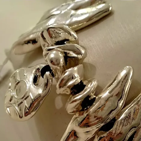 Primo piano di un anello d'argento su un tavolo.