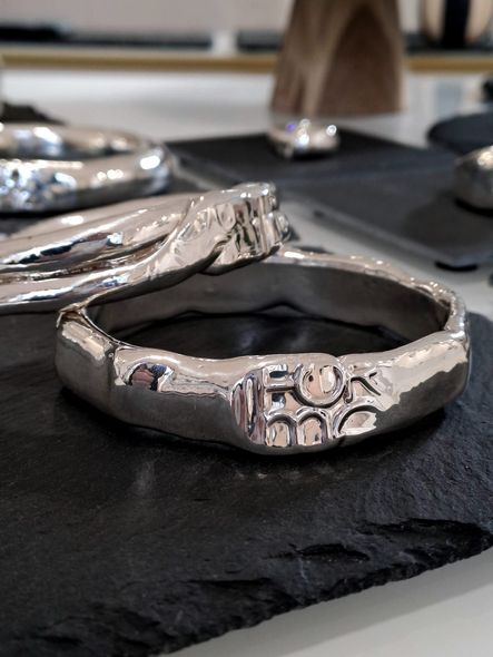 Primo piano di un anello d'argento su un tavolo.