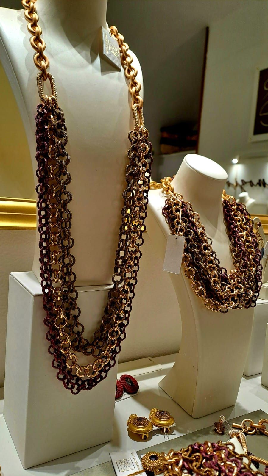 Due collane sono esposte su un manichino.
