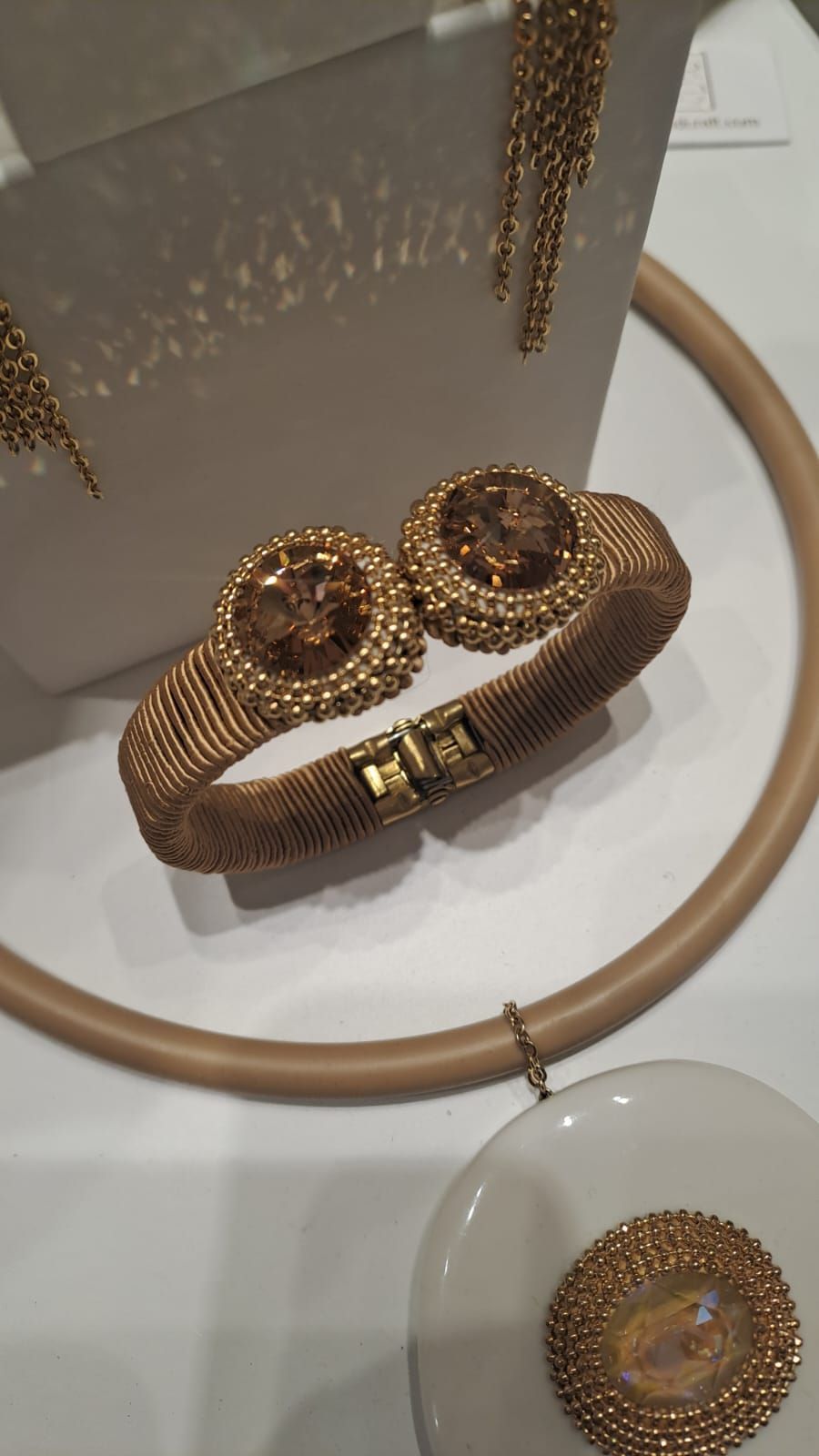 Primo piano di un braccialetto e di orecchini su un tavolo.