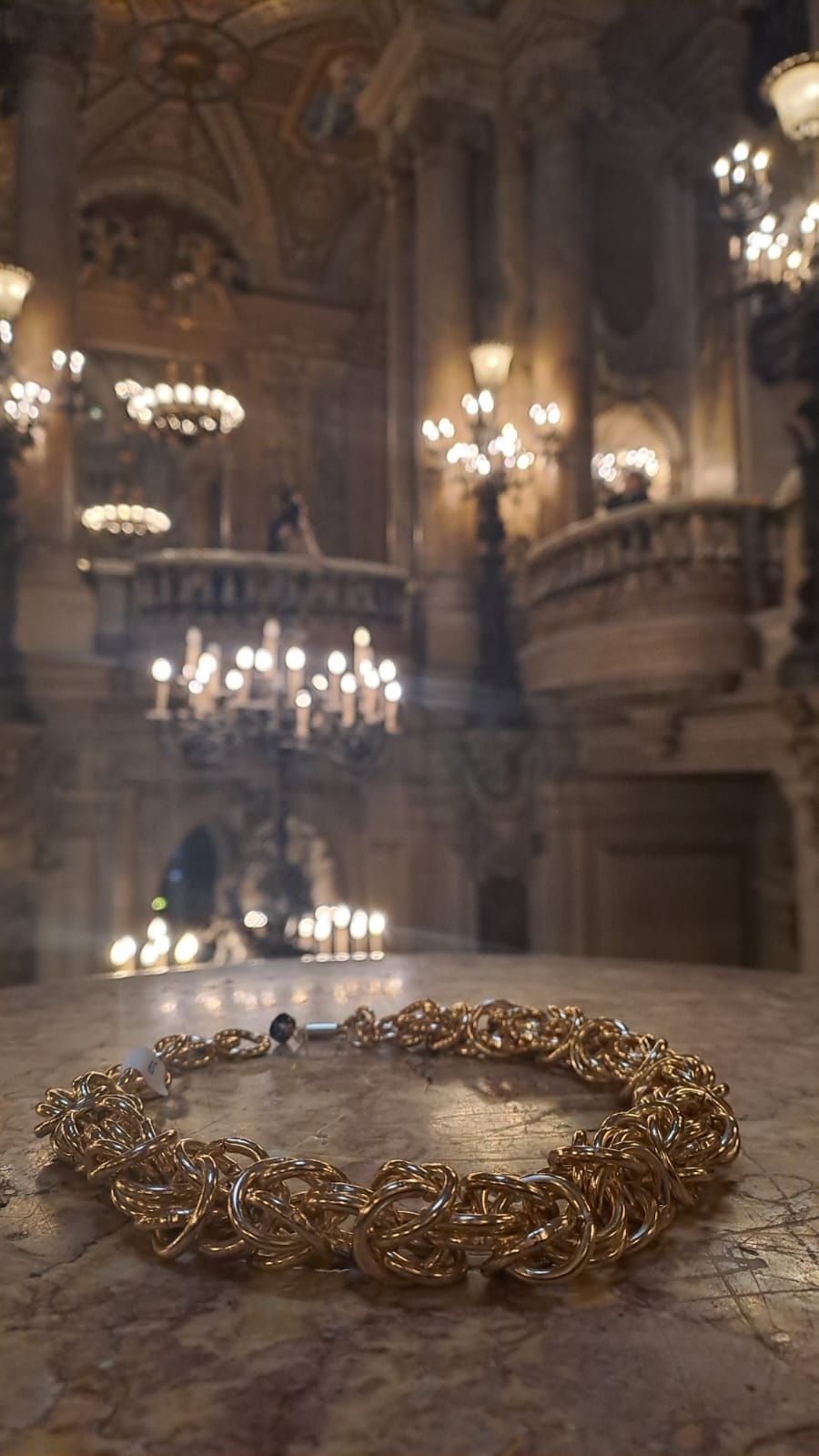 Una corona d'oro è appoggiata sul pavimento di un edificio.