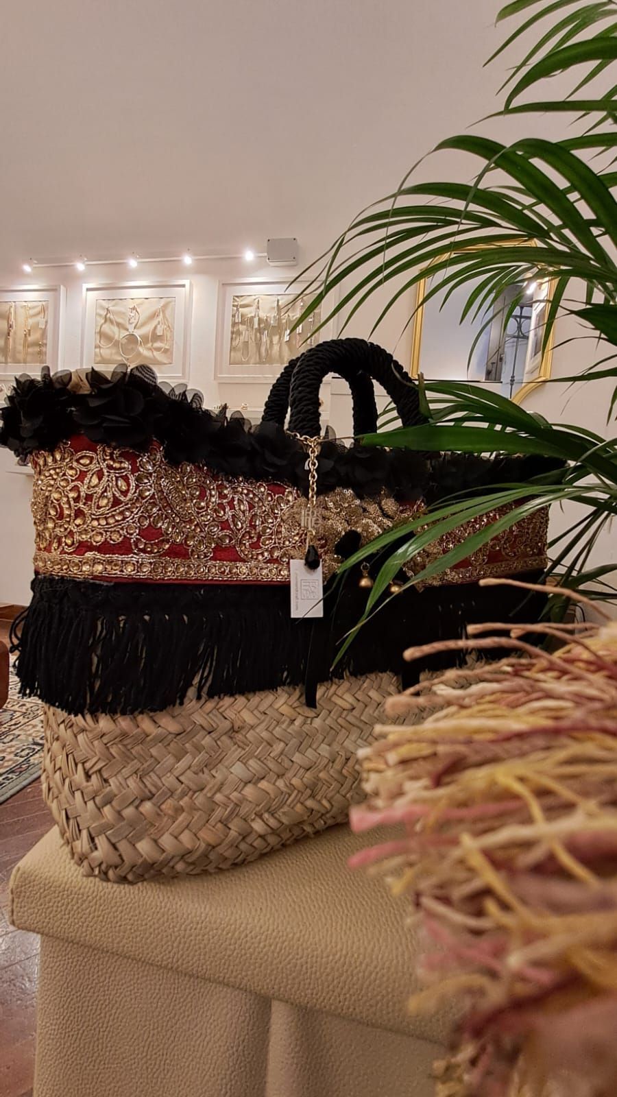 Un cestino è appoggiato su un tavolo accanto a una palma.