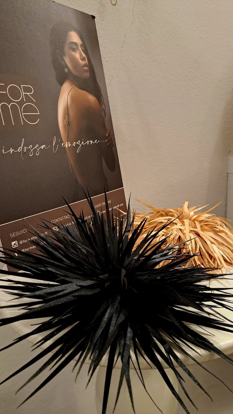 Un riccio di mare nero è seduto su un tavolo accanto a una foto di una donna