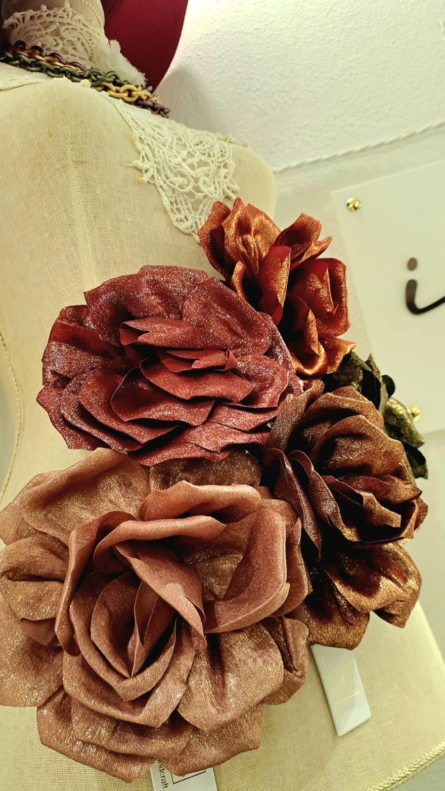 Un primo piano di un manichino con dei fiori sopra