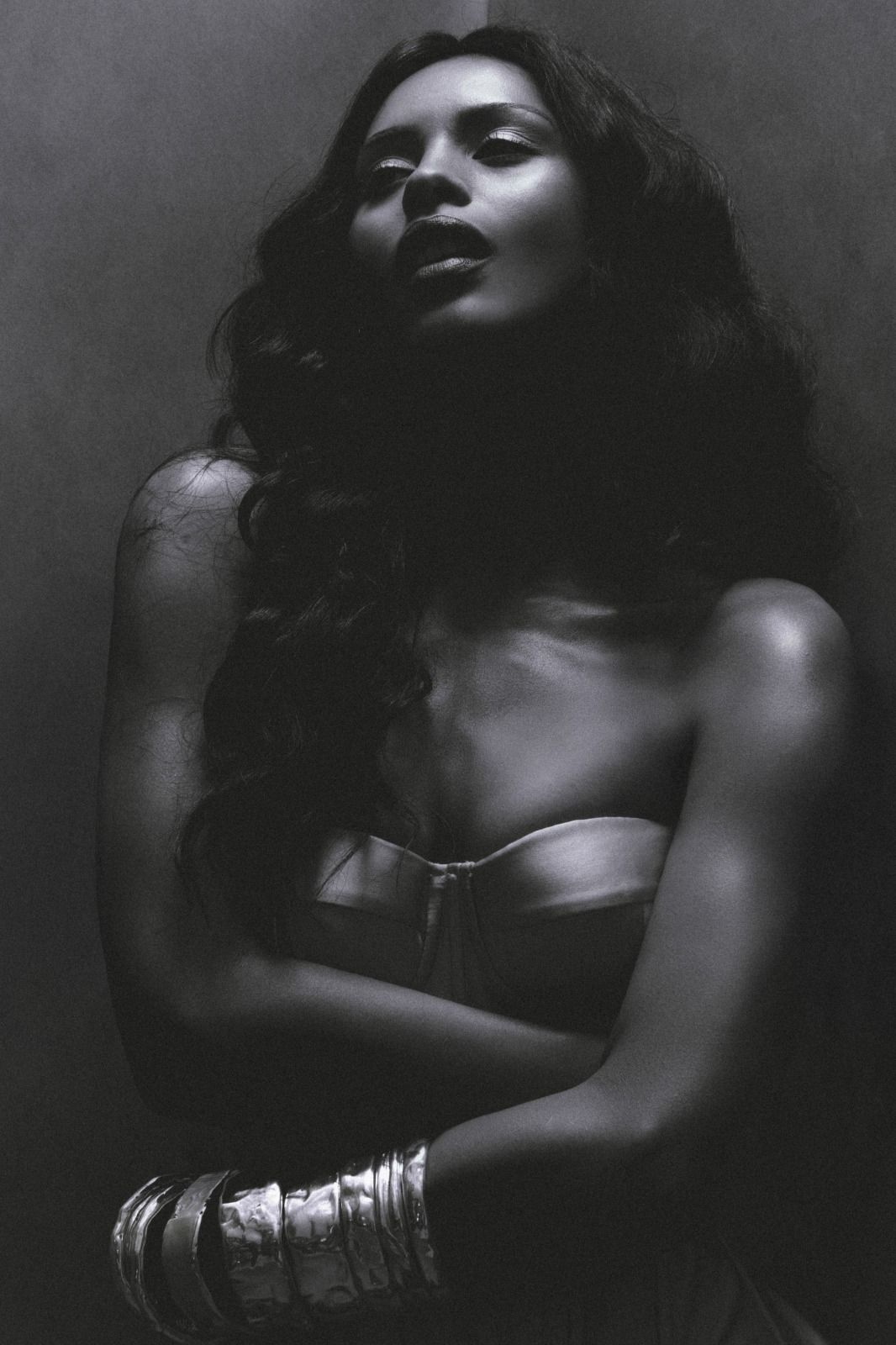 Un paio di orecchini d'oro sono su un piatto bianco