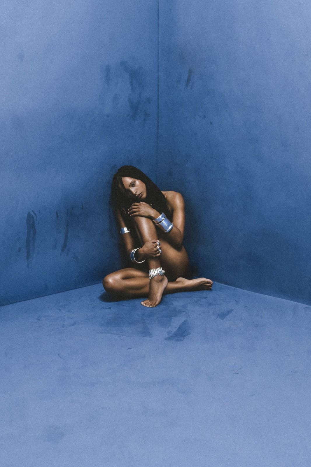 Un primo piano di un braccialetto d'argento su un tavolo