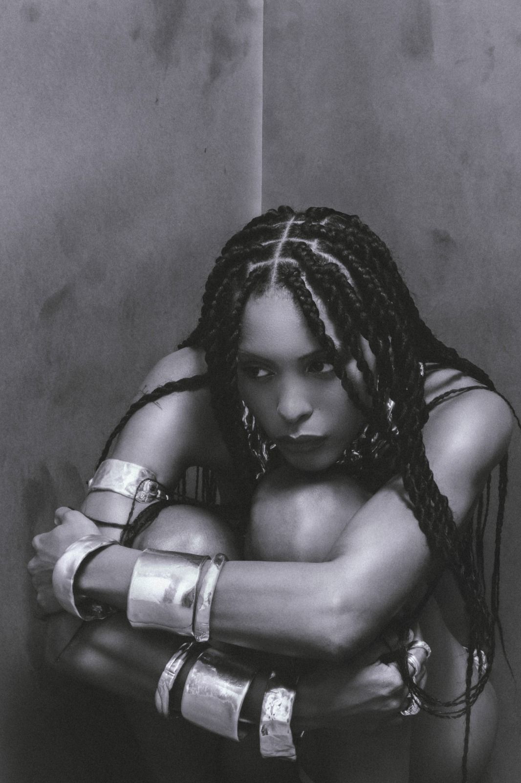 Un braccialetto d'oro con fiori rosa