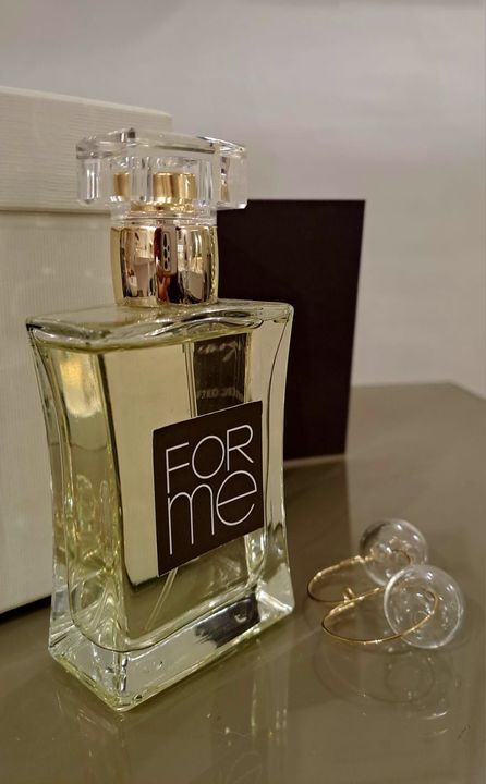 Una collana è appoggiata su un tavolo davanti a uno specchio