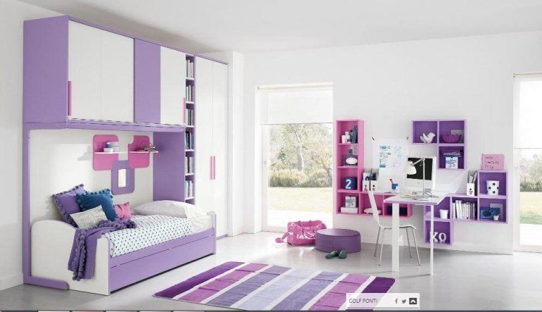 Cameretta con mobili bianchi e viola