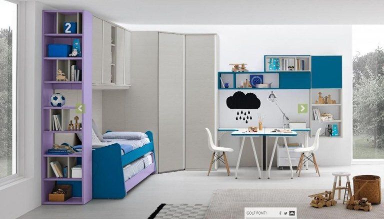Cameretta con mobili viola, blu e bianchi