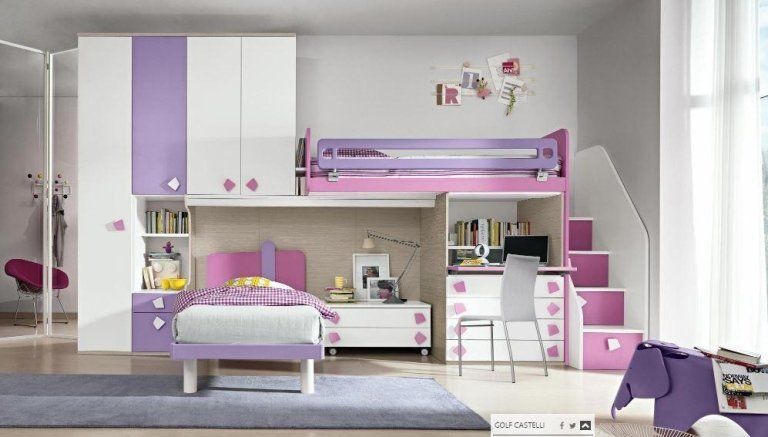 Cameretta con mobili rosa, viola e bianchi