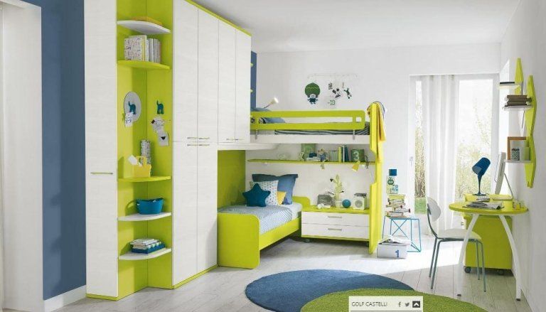 Cameretta con mobili verdi, bianchi e blu